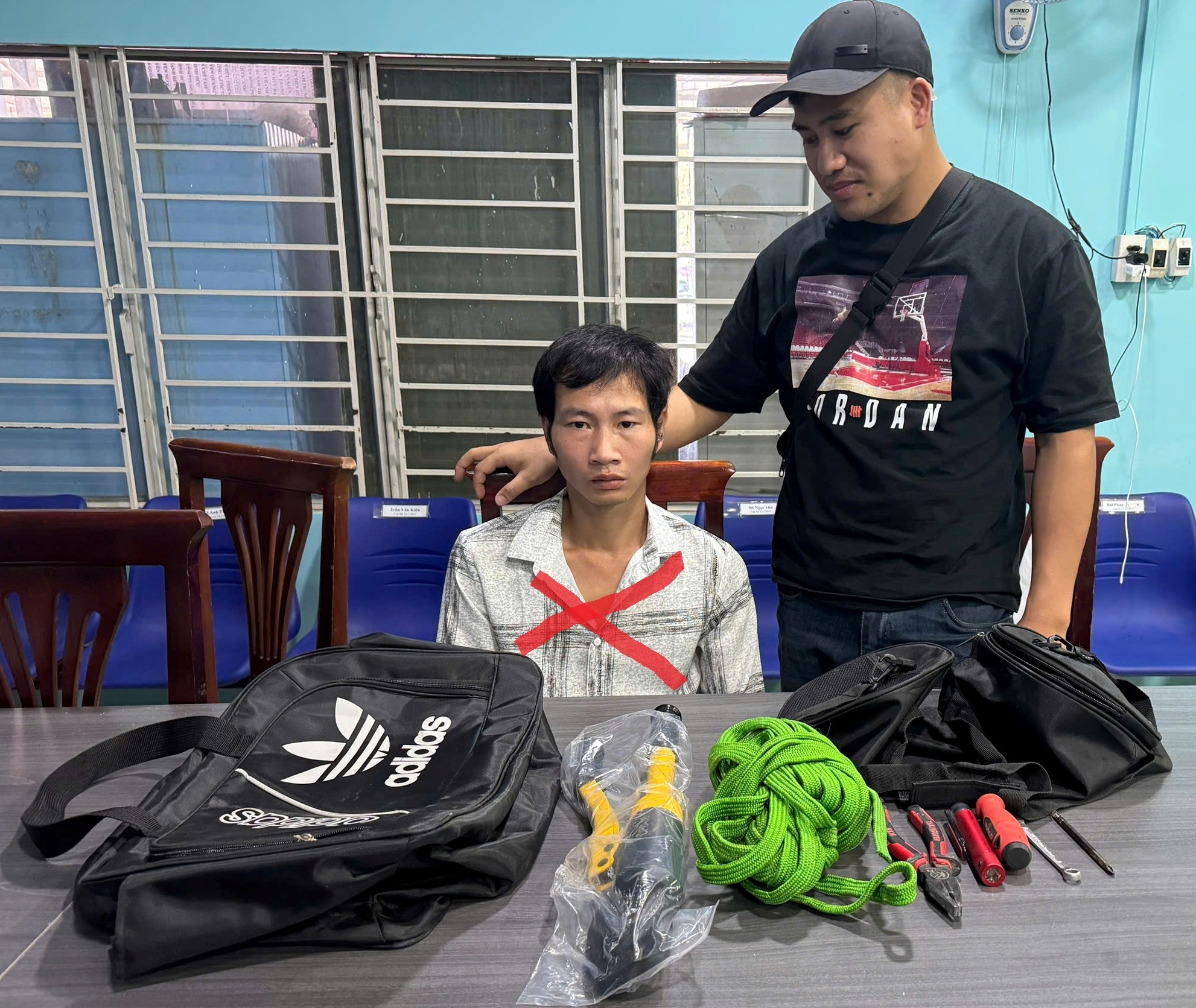 Bắt giam đối tượng đột nhập cửa hàng Thế Giới Di Động trộm tài sản tại Hải Phòng